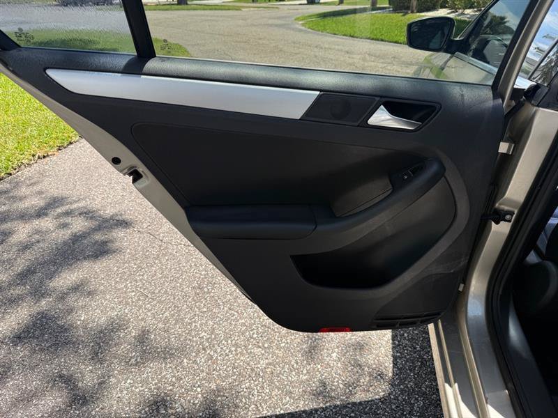 Used 2013 Volkswagen Jetta SE FWD image 12