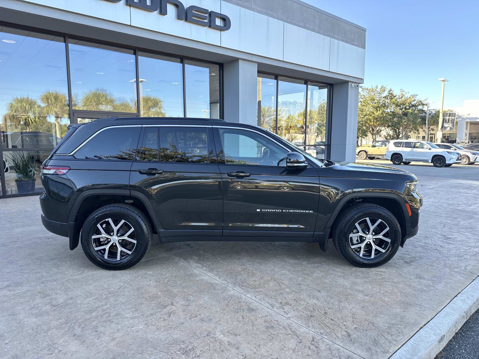 Used 2024 Jeep Grand Cherokee Limited w/ MOPAR Finishing Package image 2