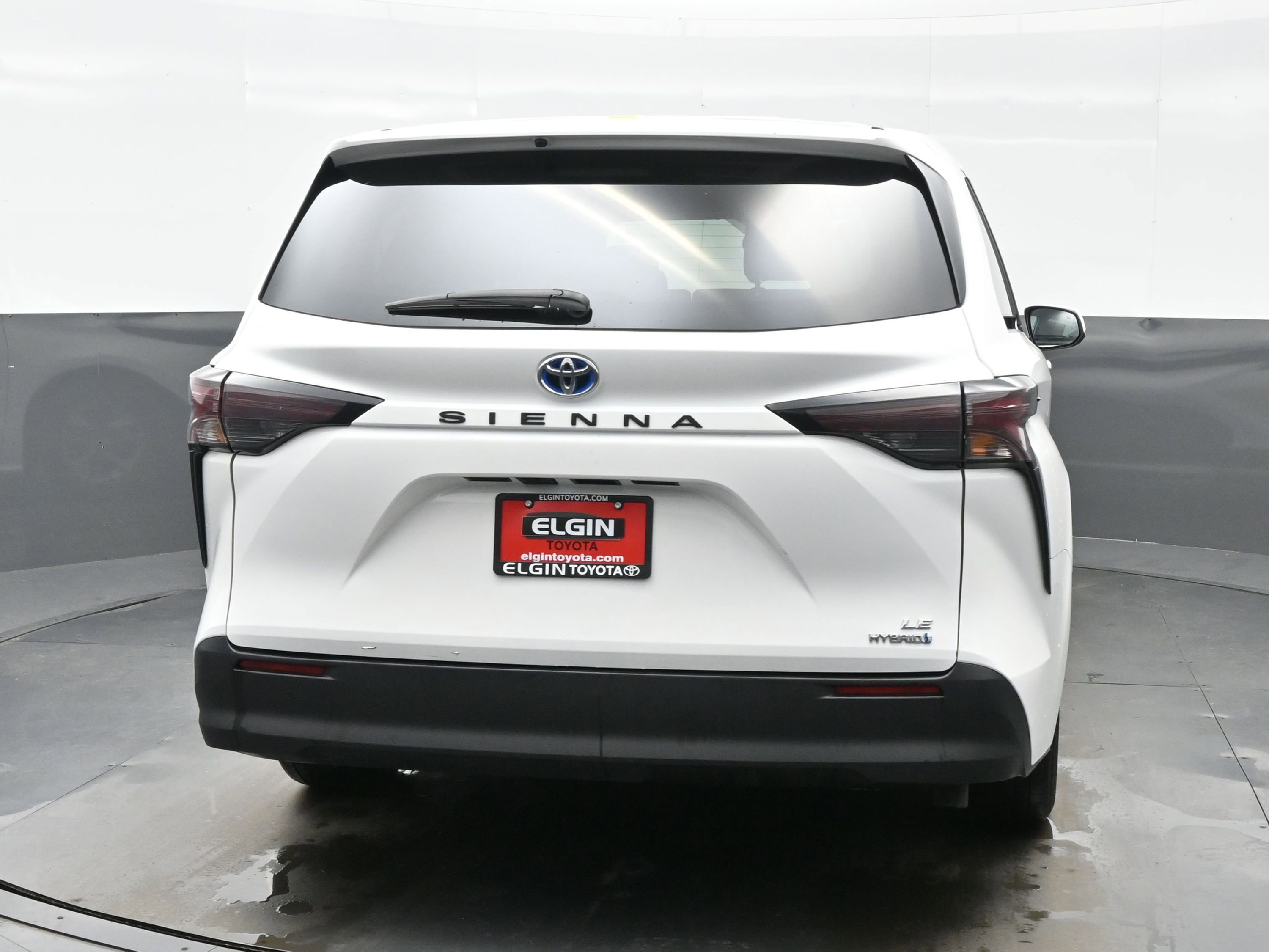 Used 2024 Toyota Sienna LE image 5