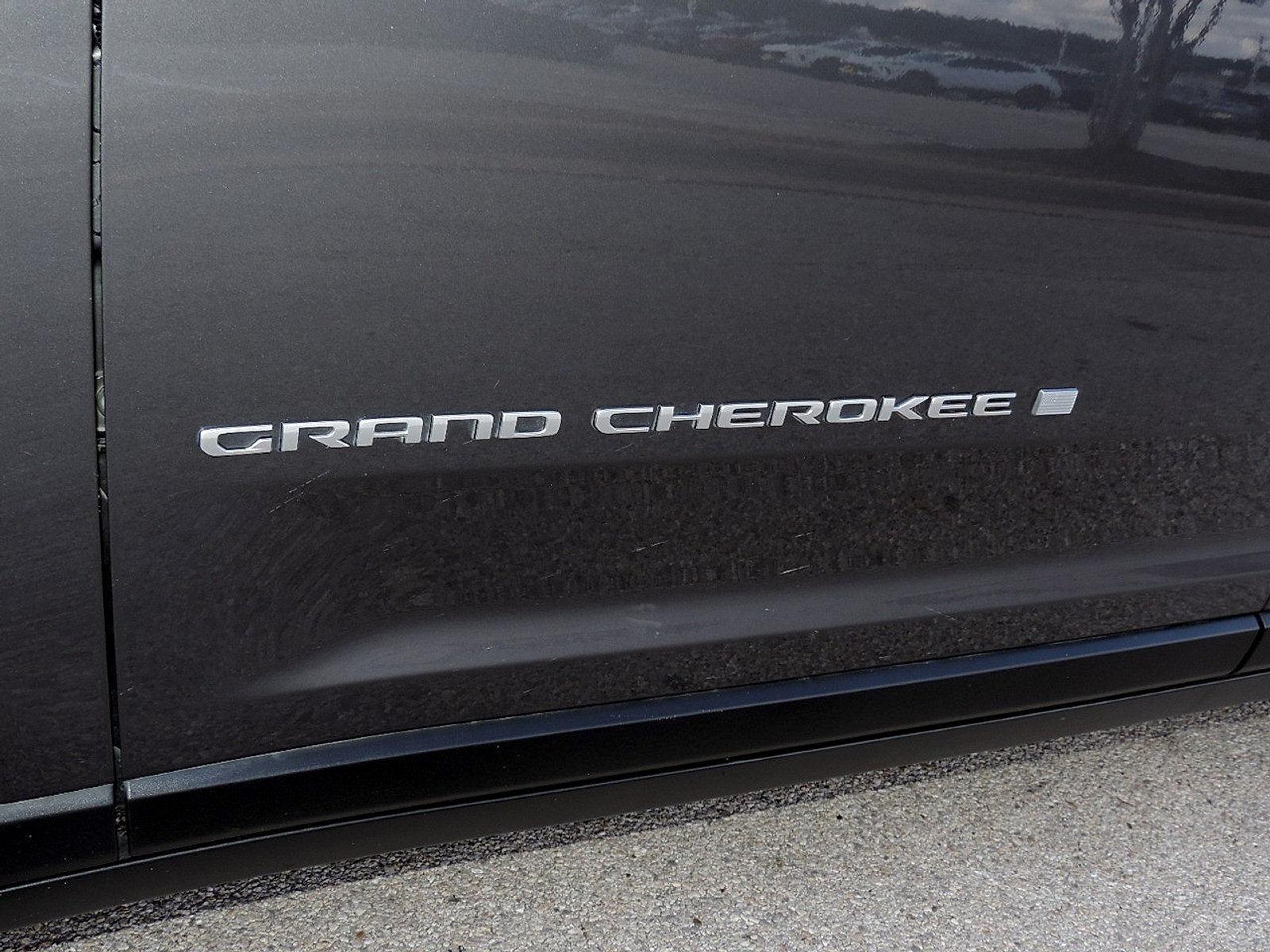 Used 2025 Jeep Grand Cherokee L Laredo RWD image 12