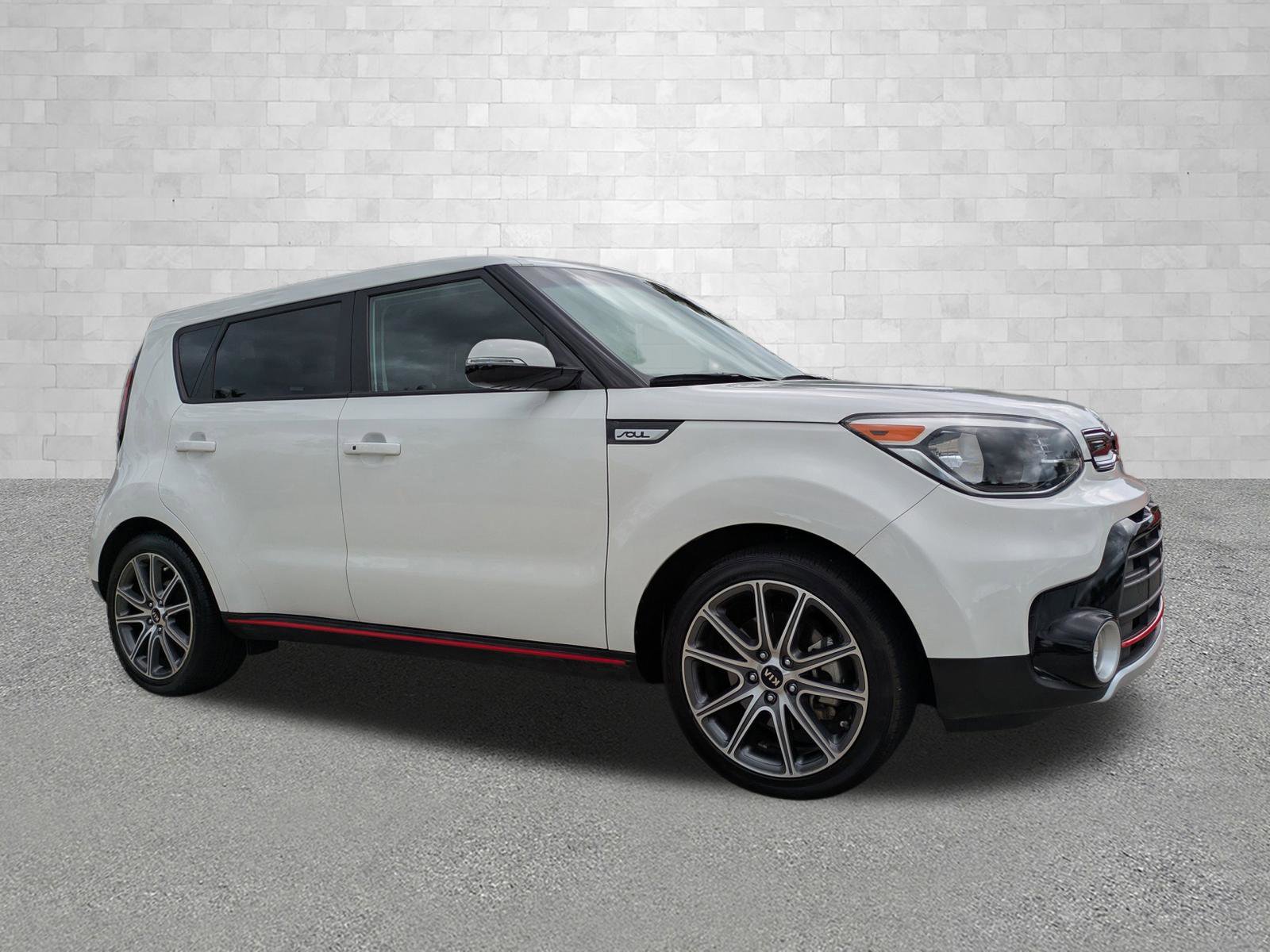 Used 2017 Kia Soul ! FWD image 1