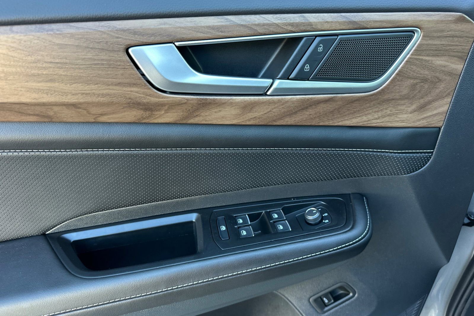 New 2026 Volkswagen Atlas SE image 9