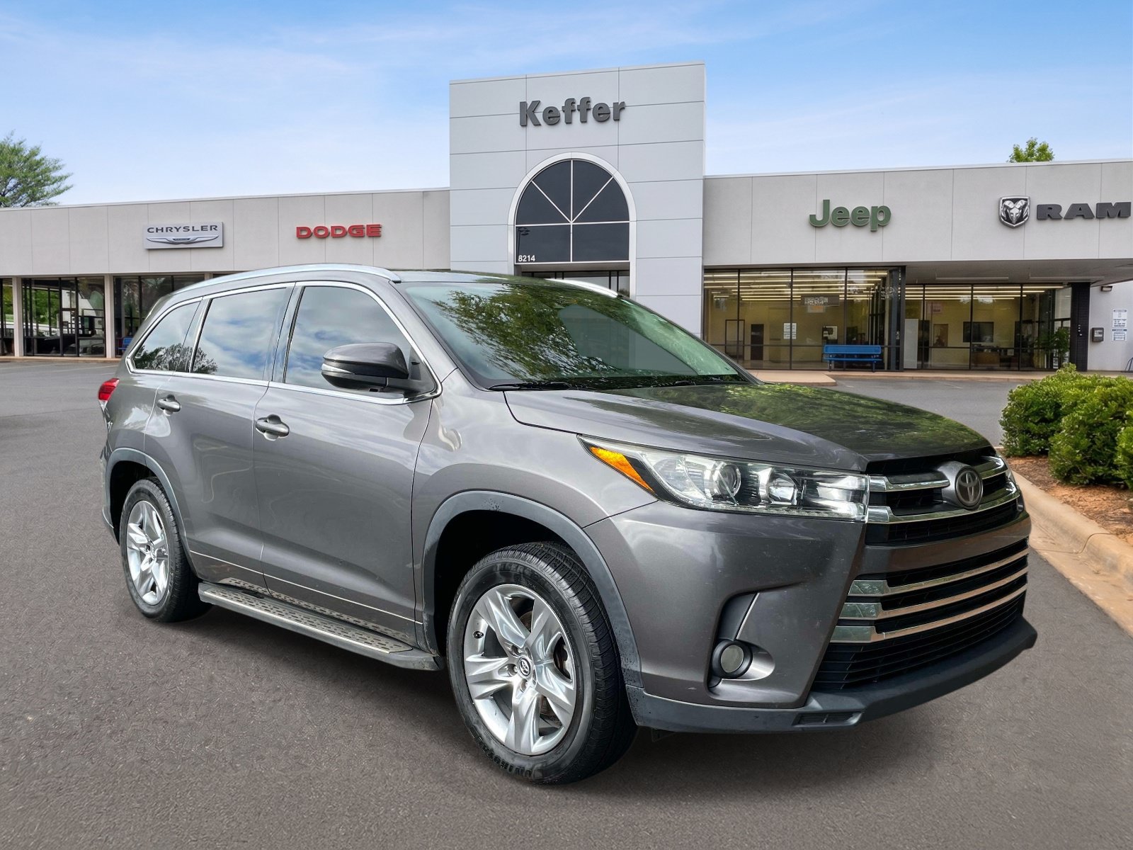 Used 2017 Toyota Highlander Limited FWD image 3