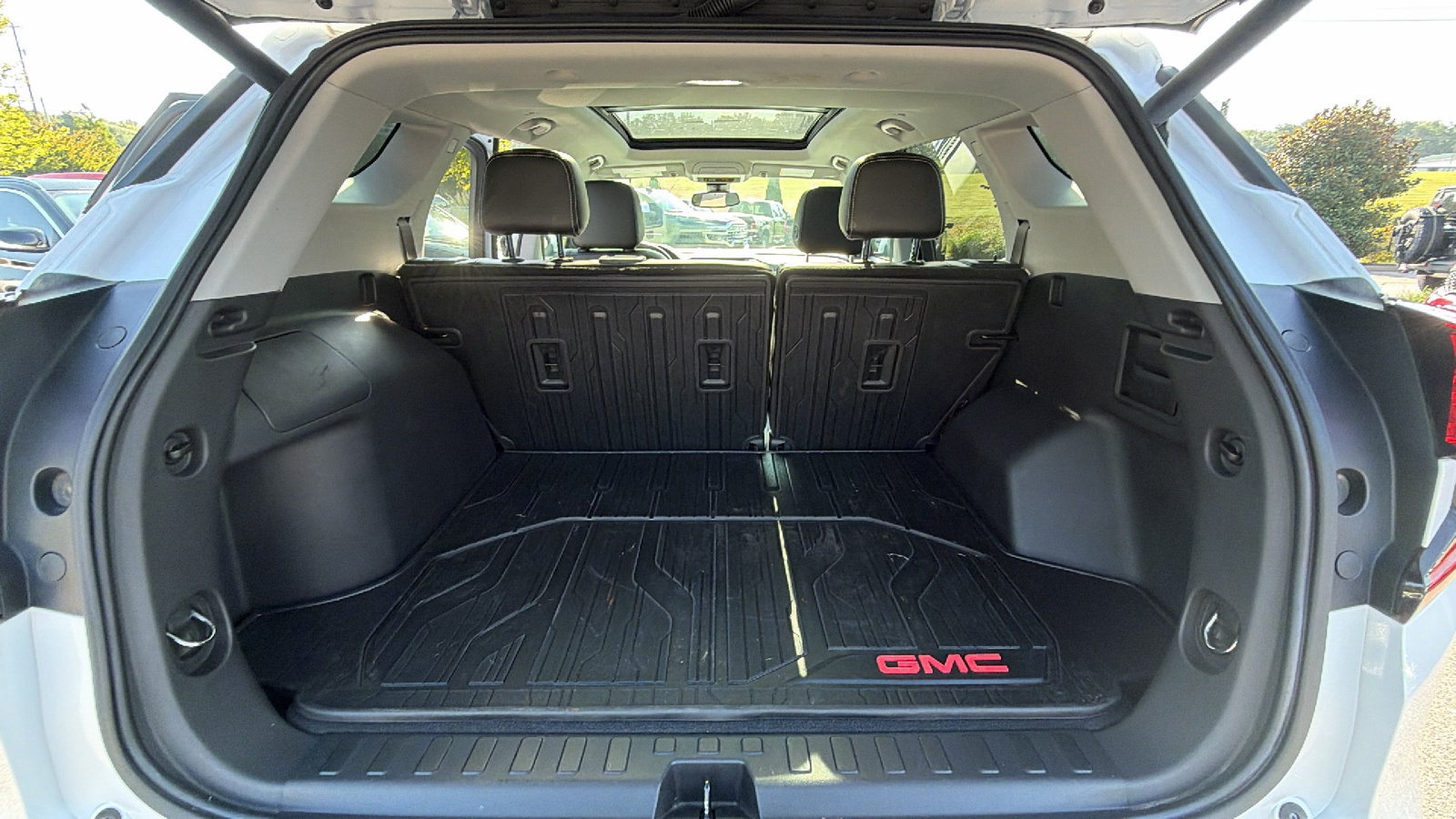Used 2022 GMC Terrain SLT w/ Infotainment Package II AWD/4WD image 13