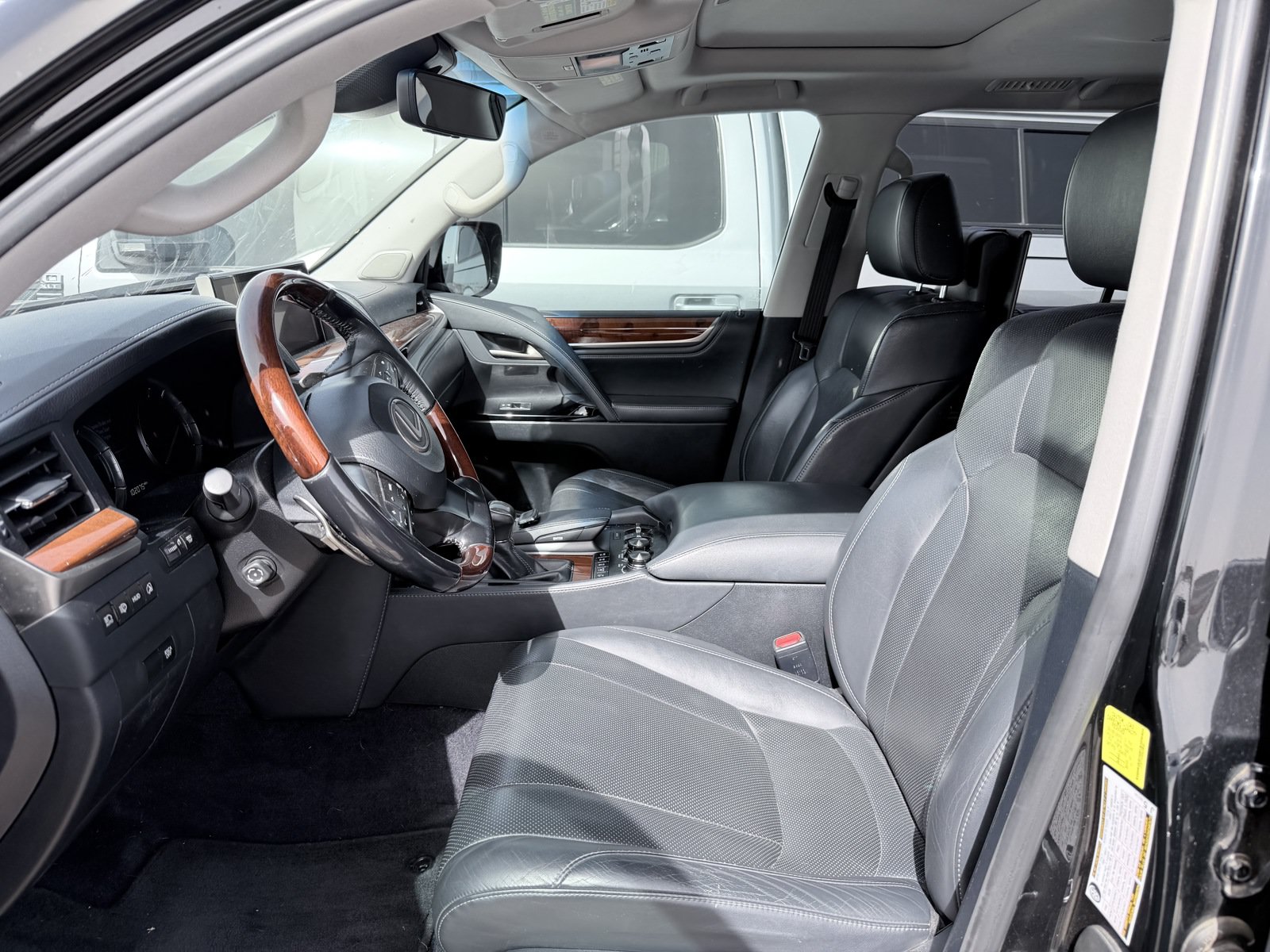 Used 2017 Lexus LX 570 4WD w/ Luxury Package image 2