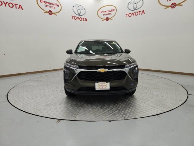 Used 2024 Chevrolet Trax LS w/ LS Convenience Package FWD image 4