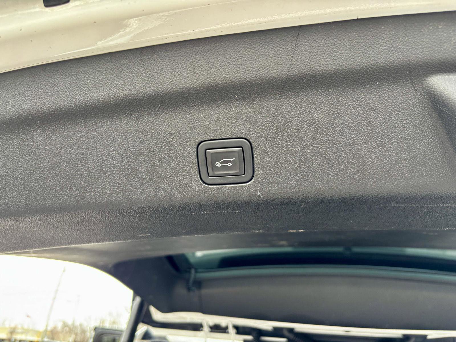 Used 2023 Chevrolet Suburban Premier image 19