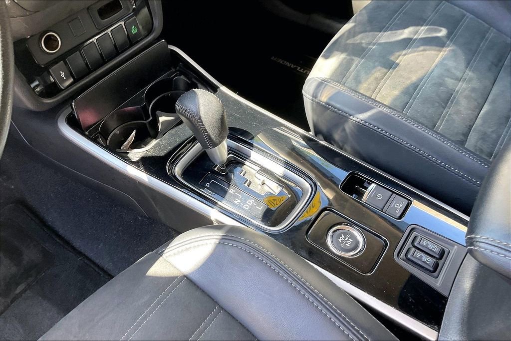 Used 2020 Mitsubishi Outlander SE AWD/4WD image 16