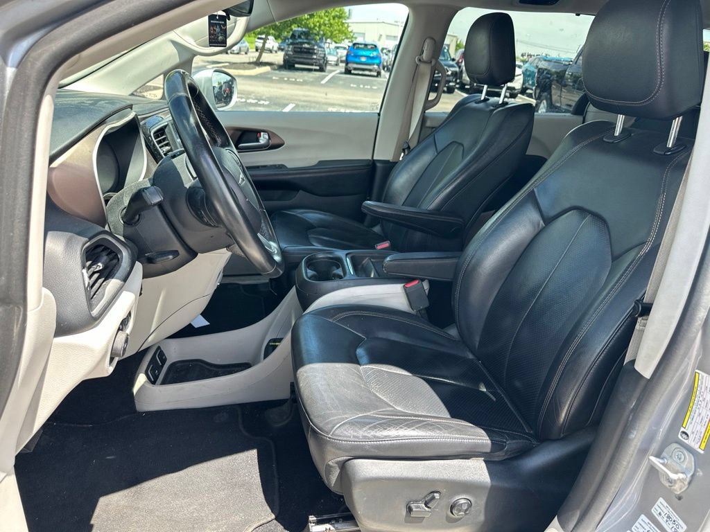 Used 2018 Chrysler Pacifica Touring-L FWD image 14