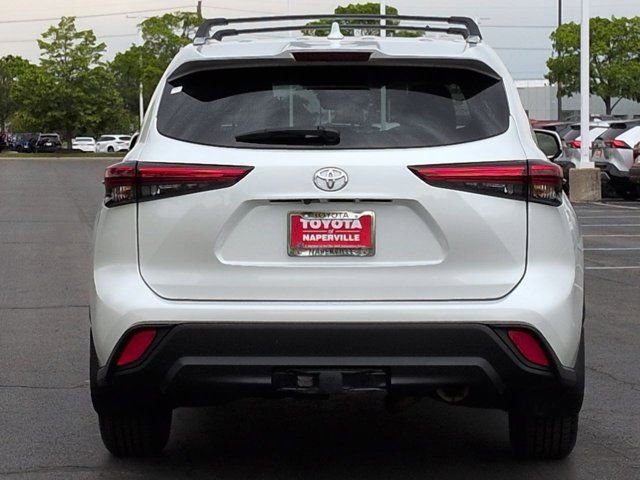Used 2022 Toyota Highlander XLE AWD/4WD image 6