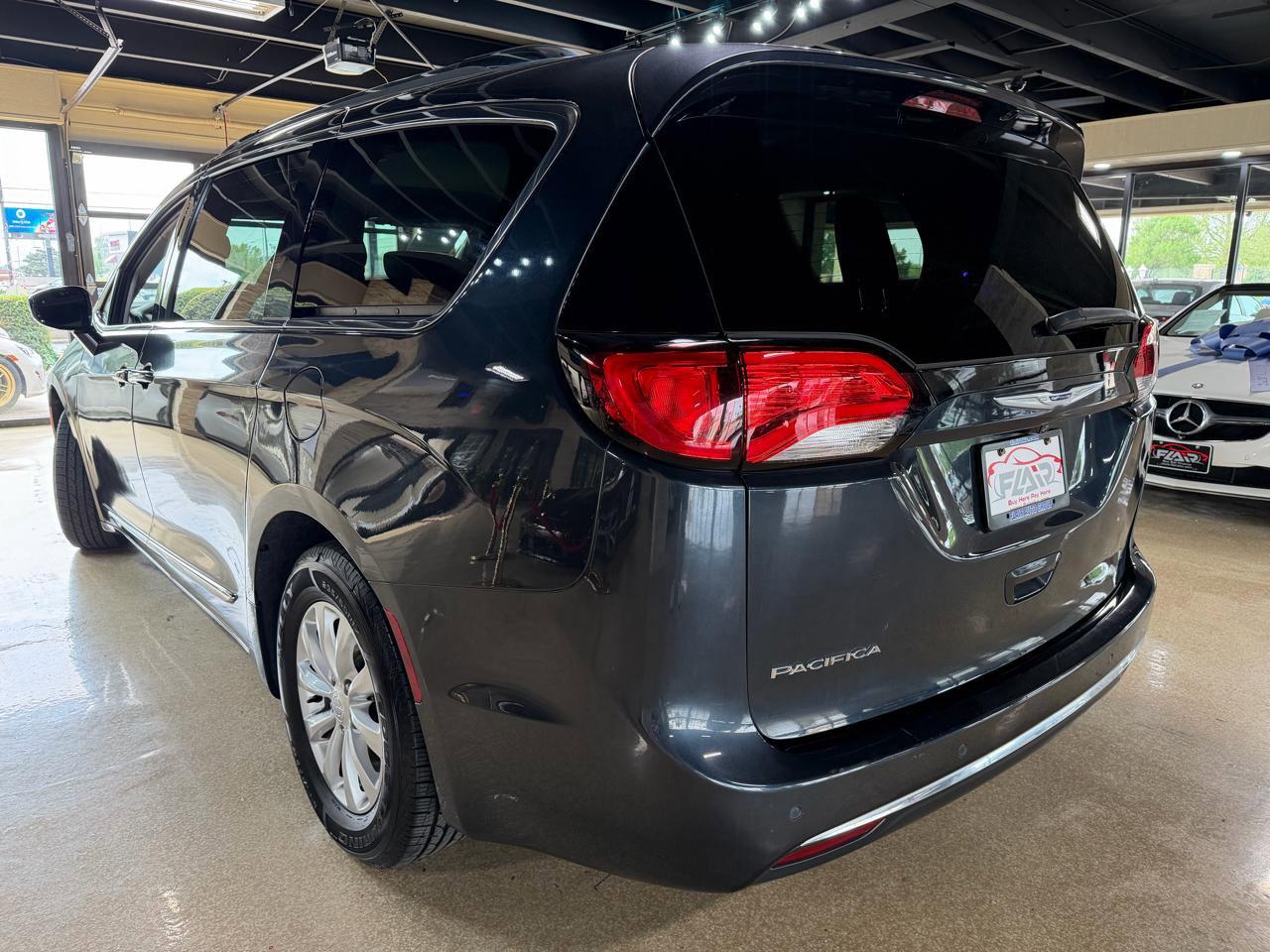 Used 2019 Chrysler Pacifica Touring-L image 5