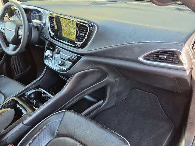 Used 2025 Chrysler Pacifica Limited FWD image 23