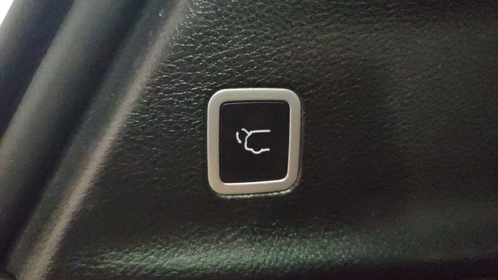 Used 2025 Chrysler Voyager LX image 10