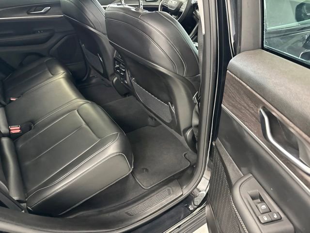Used 2023 Jeep Grand Cherokee Limited w/ Black Appearance Package AWD/4WD image 29