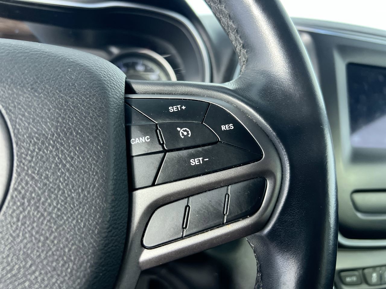 Used 2019 Jeep Cherokee Latitude Plus w/ Comfort/Convenience Group AWD/4WD image 17