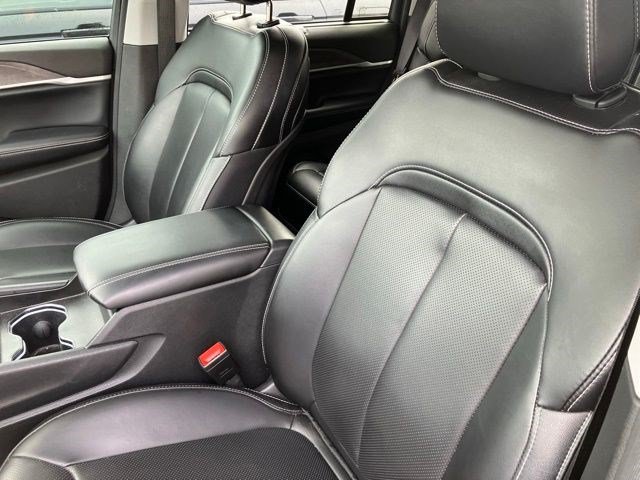 Used 2024 Jeep Grand Cherokee Limited w/ Luxury Tech Group II AWD/4WD image 10
