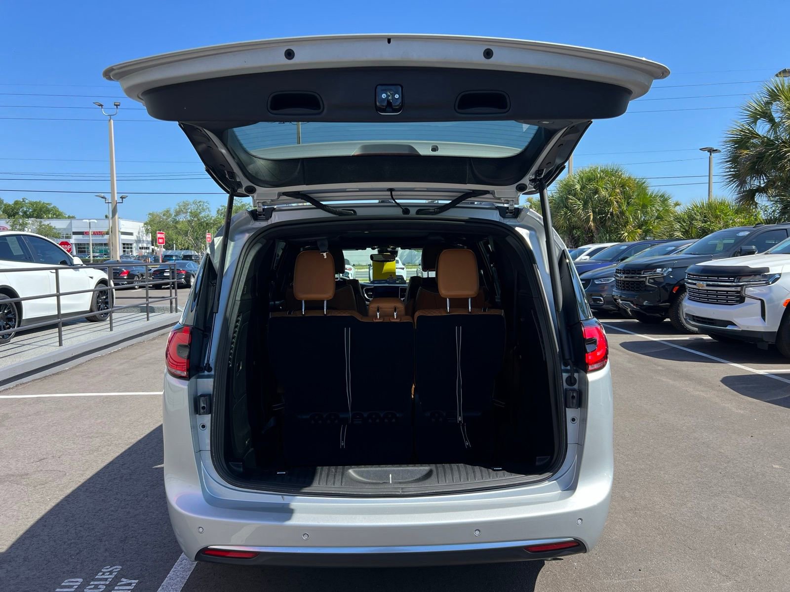 Used 2023 Chrysler Pacifica Pinnacle FWD image 19