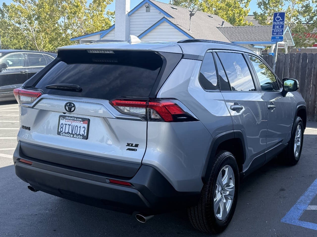 Used 2021 Toyota RAV4 XLE w/ XLE Grade Weather Package AWD/4WD image 5
