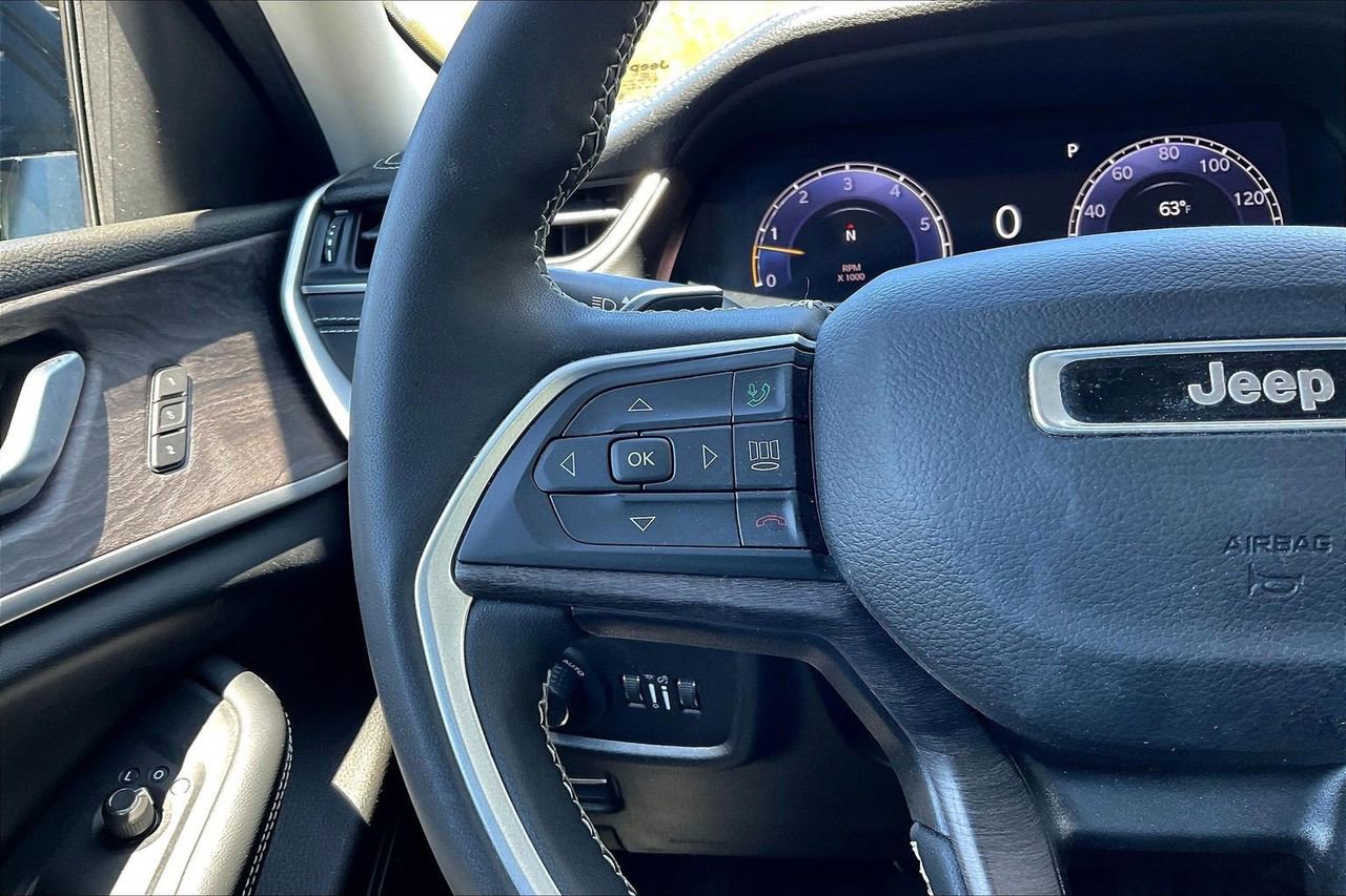 Used 2023 Jeep Grand Cherokee Limited w/ Black Appearance Package image 31