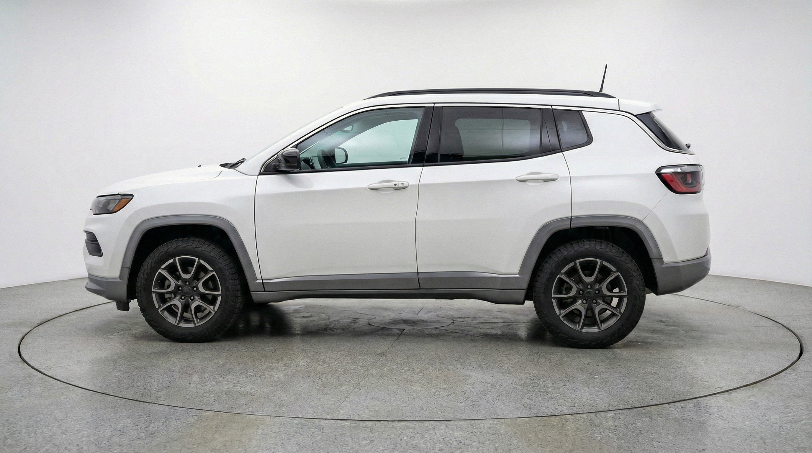 Used 2025 Jeep Compass Trailhawk image 5