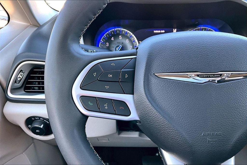 Used 2023 Chrysler Pacifica Touring-L image 25