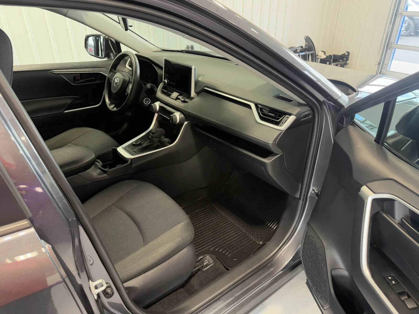 Used 2025 Toyota RAV4 LE AWD/4WD image 22