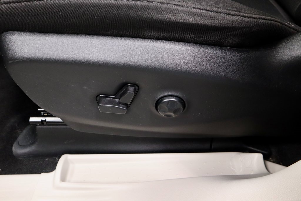 Used 2023 Chrysler Voyager LX image 25