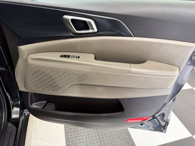 Used 2025 Kia Carnival FWD image 24