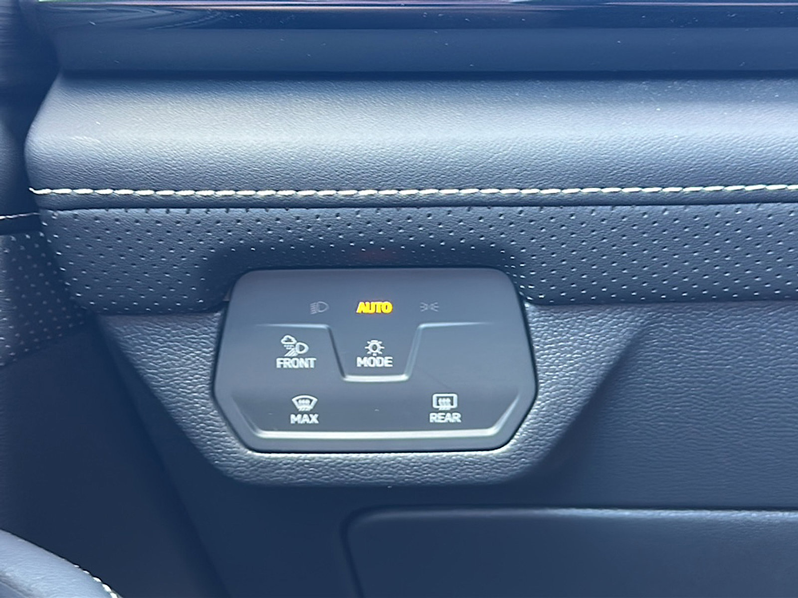 Used 2024 Volkswagen Atlas Cross Sport SE image 35