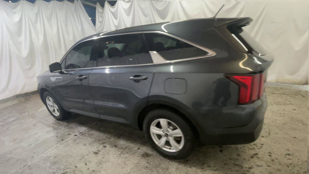 Used 2021 Kia Sorento LX image 6