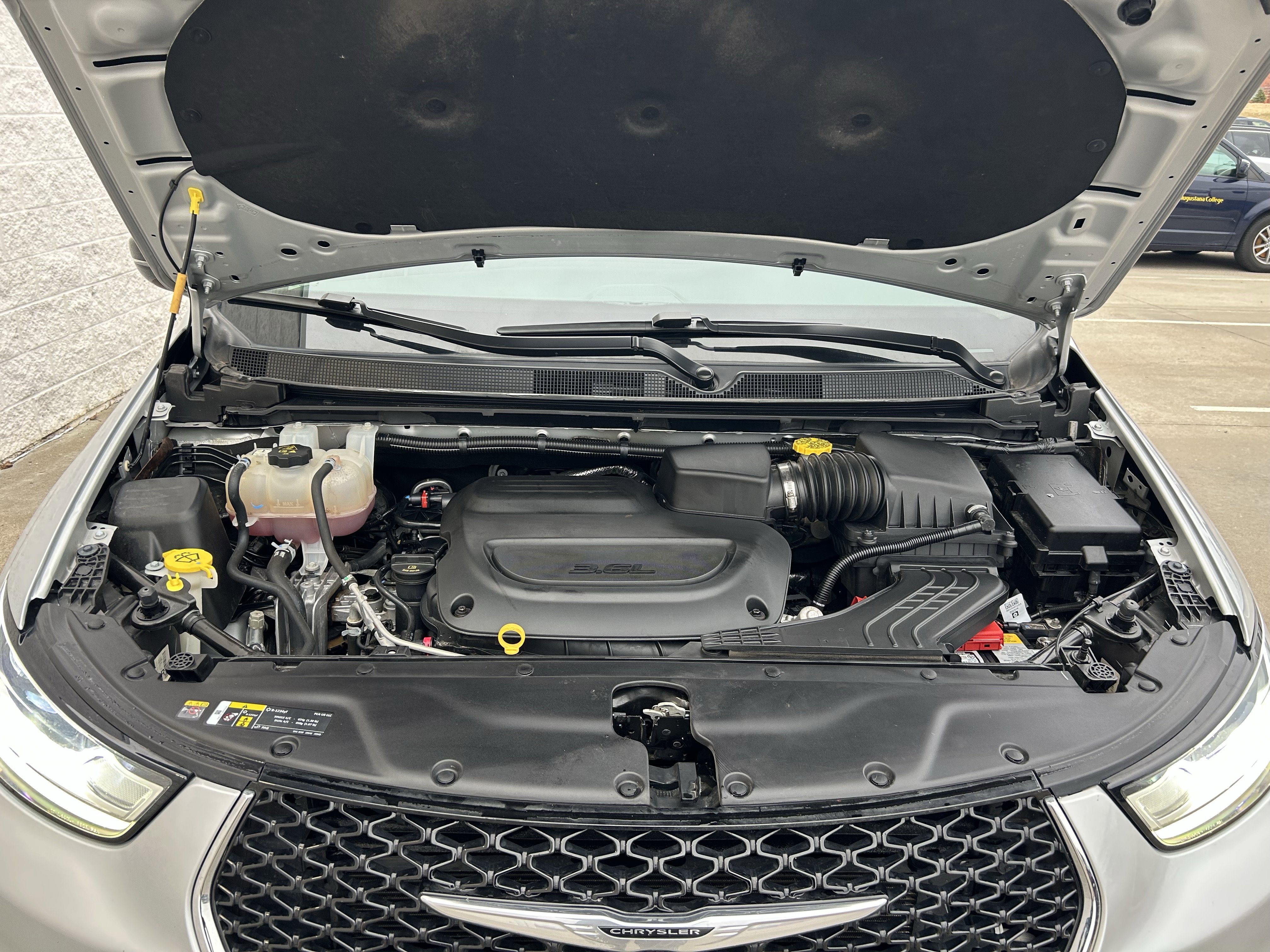 Used 2024 Chrysler Pacifica Touring-L image 11