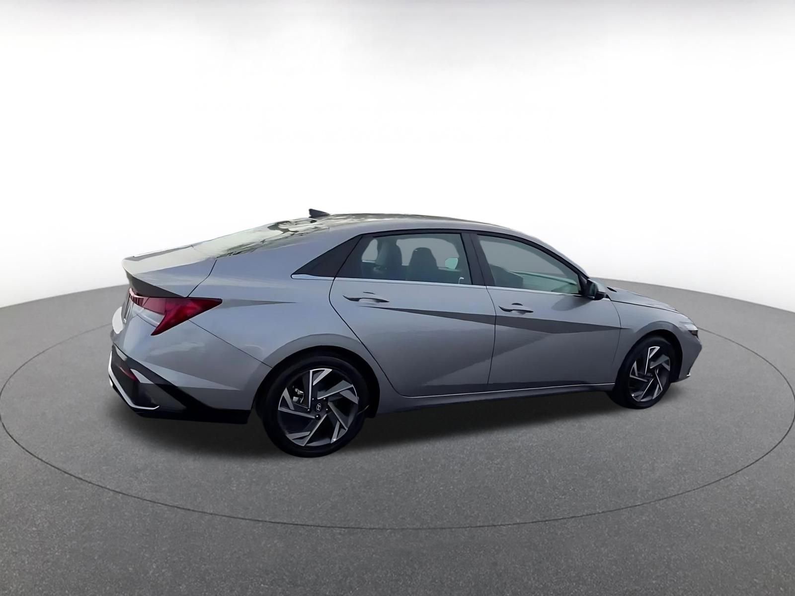 Used 2025 Hyundai Elantra Limited image 14