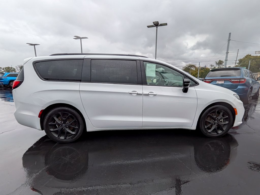 Used 2025 Chrysler Pacifica Limited FWD image 9