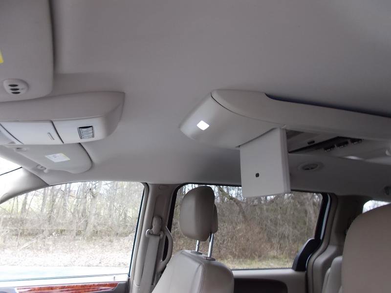 Used 2016 Chrysler Town & Country Touring image 30