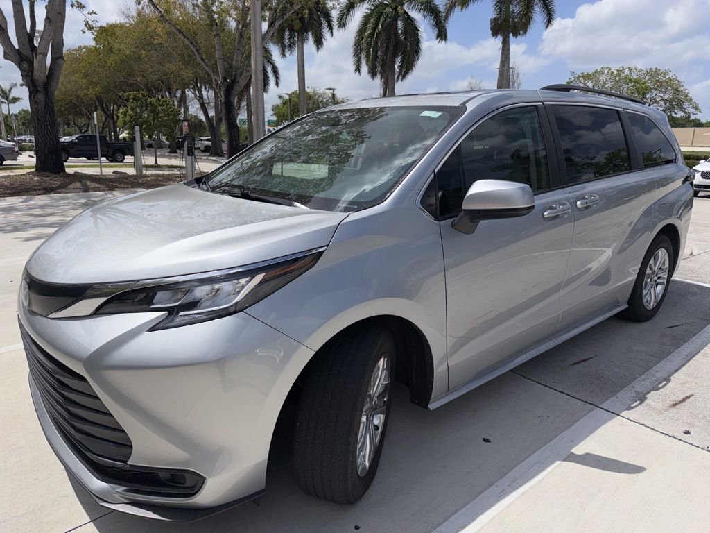 Used 2022 Toyota Sienna LE w/ LE Plus Package image 1