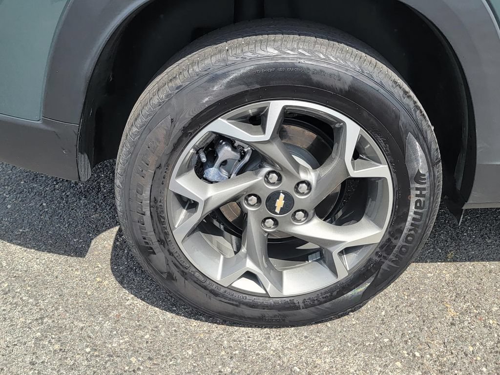 Used 2025 Chevrolet Trax LT FWD image 12