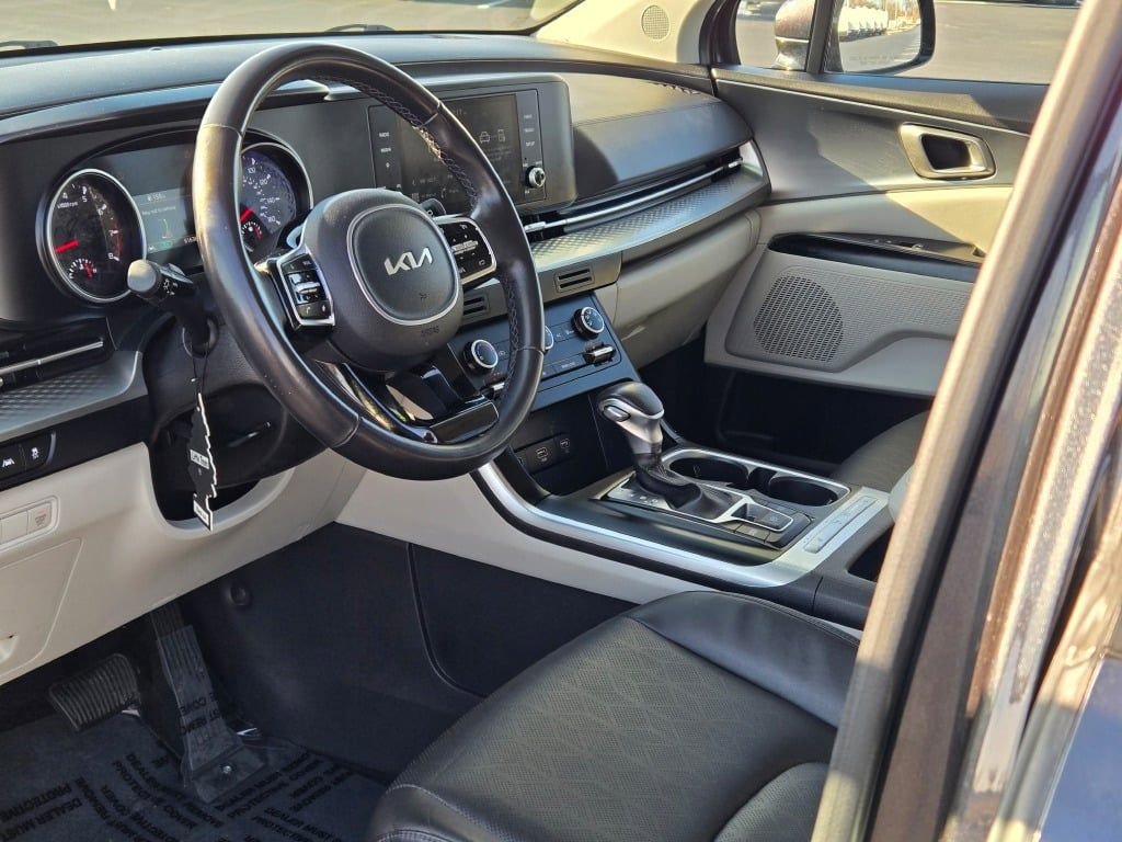 Used 2024 Kia Carnival LX image 22