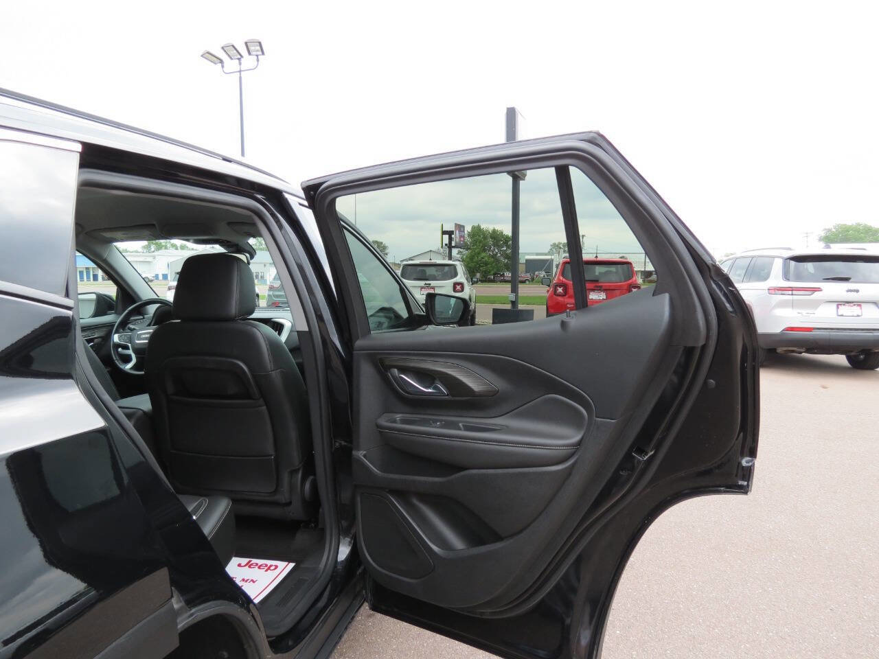 Used 2023 GMC Terrain SLT image 25
