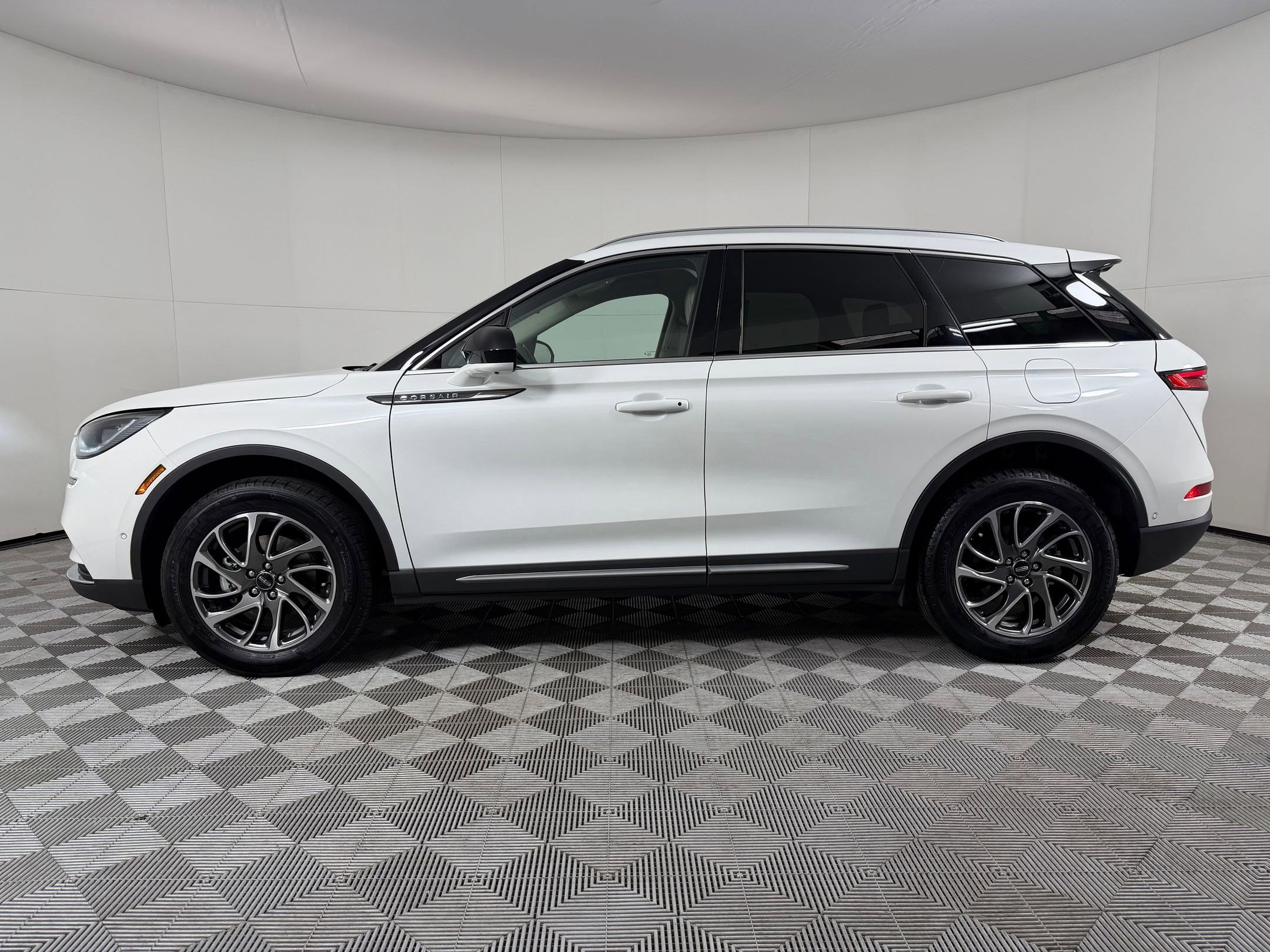 Used 2022 Lincoln Corsair AWD w/ Equipment Group 101A image 2