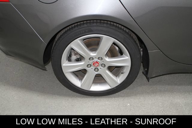 Used 2017 Jaguar XE Prestige RWD image 5