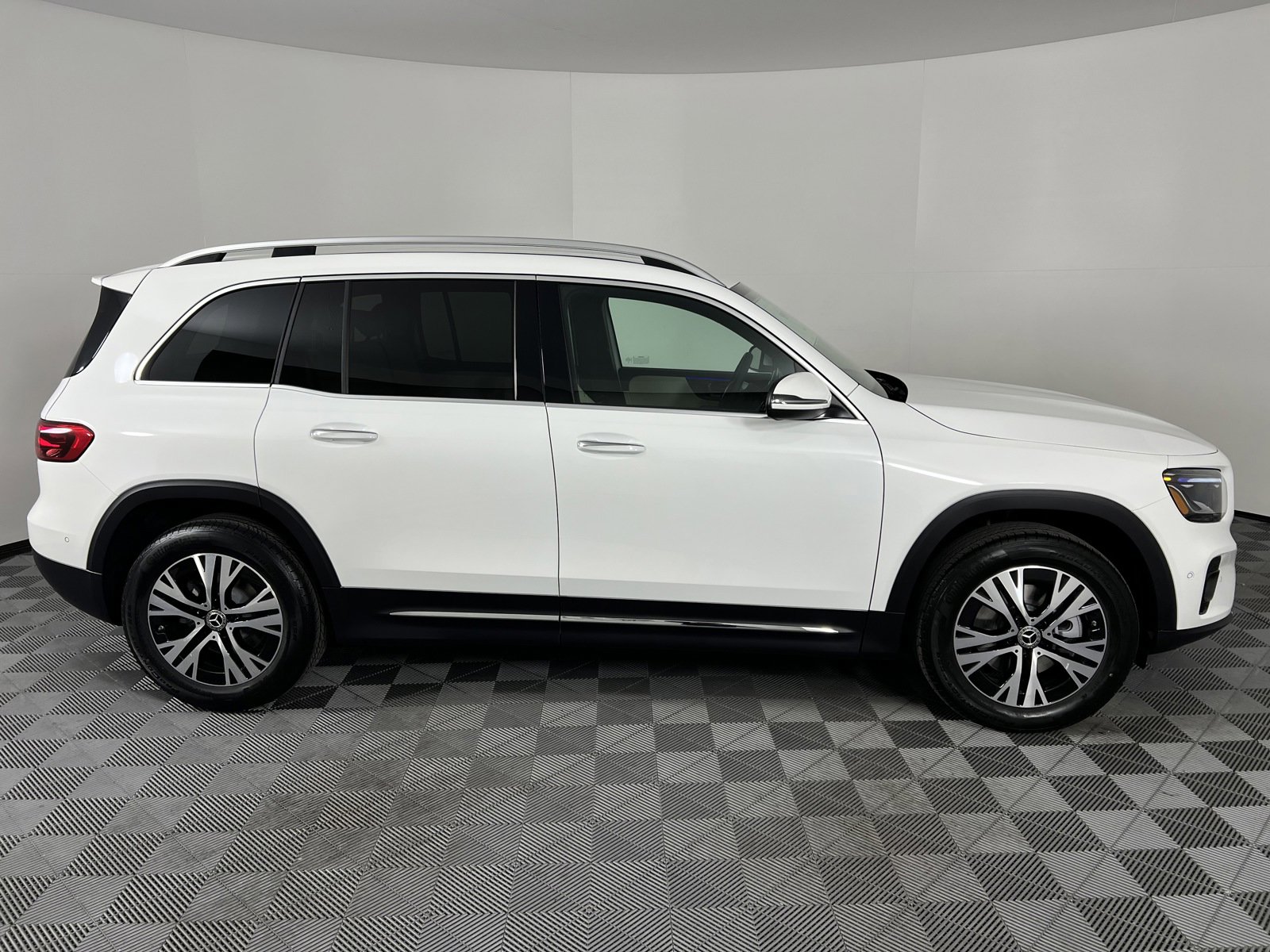 New 2025 Mercedes-Benz GLB 250 image 14