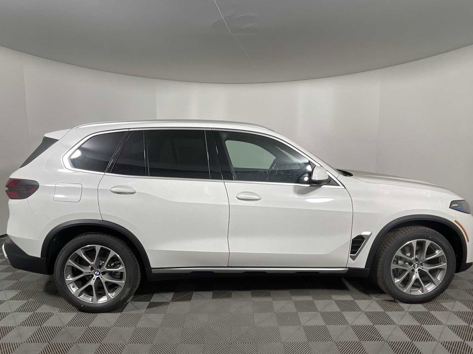 New 2026 BMW X5 xDrive40i w/ Parking Assistance Package image 4