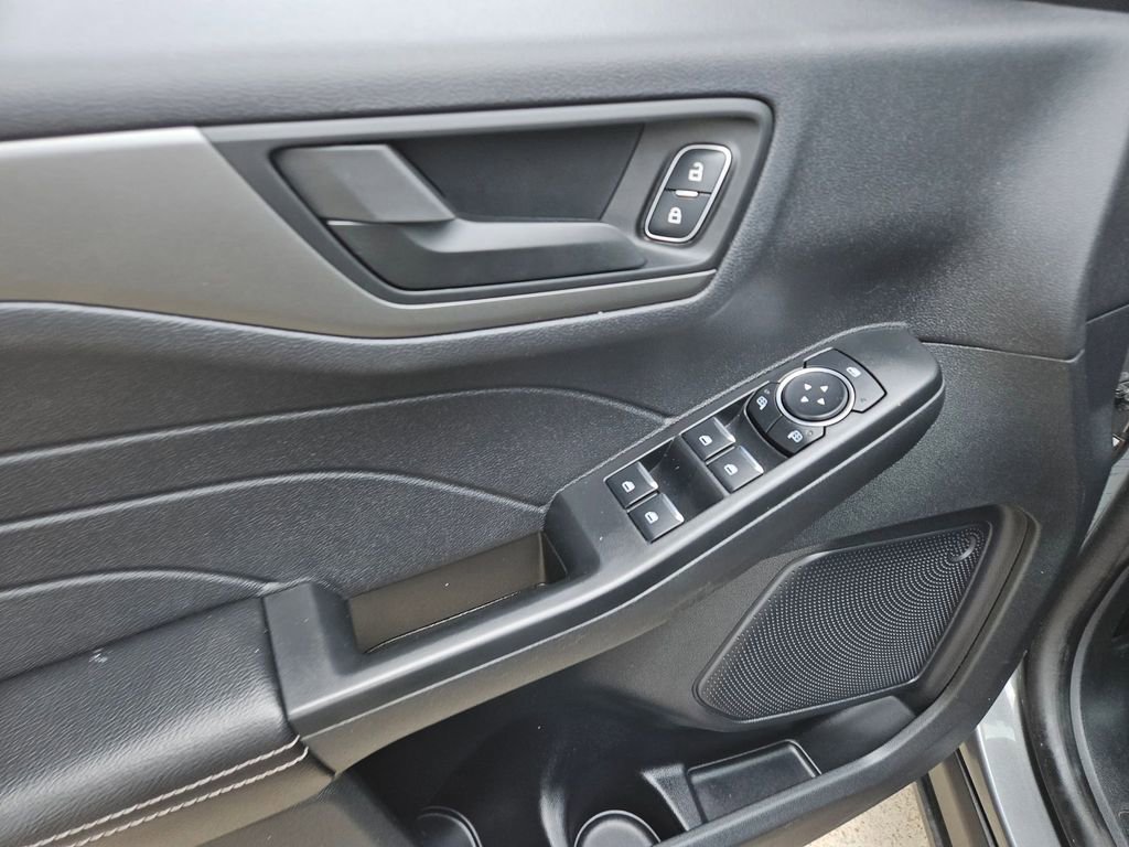 Used 2025 Ford Escape Active AWD/4WD image 15