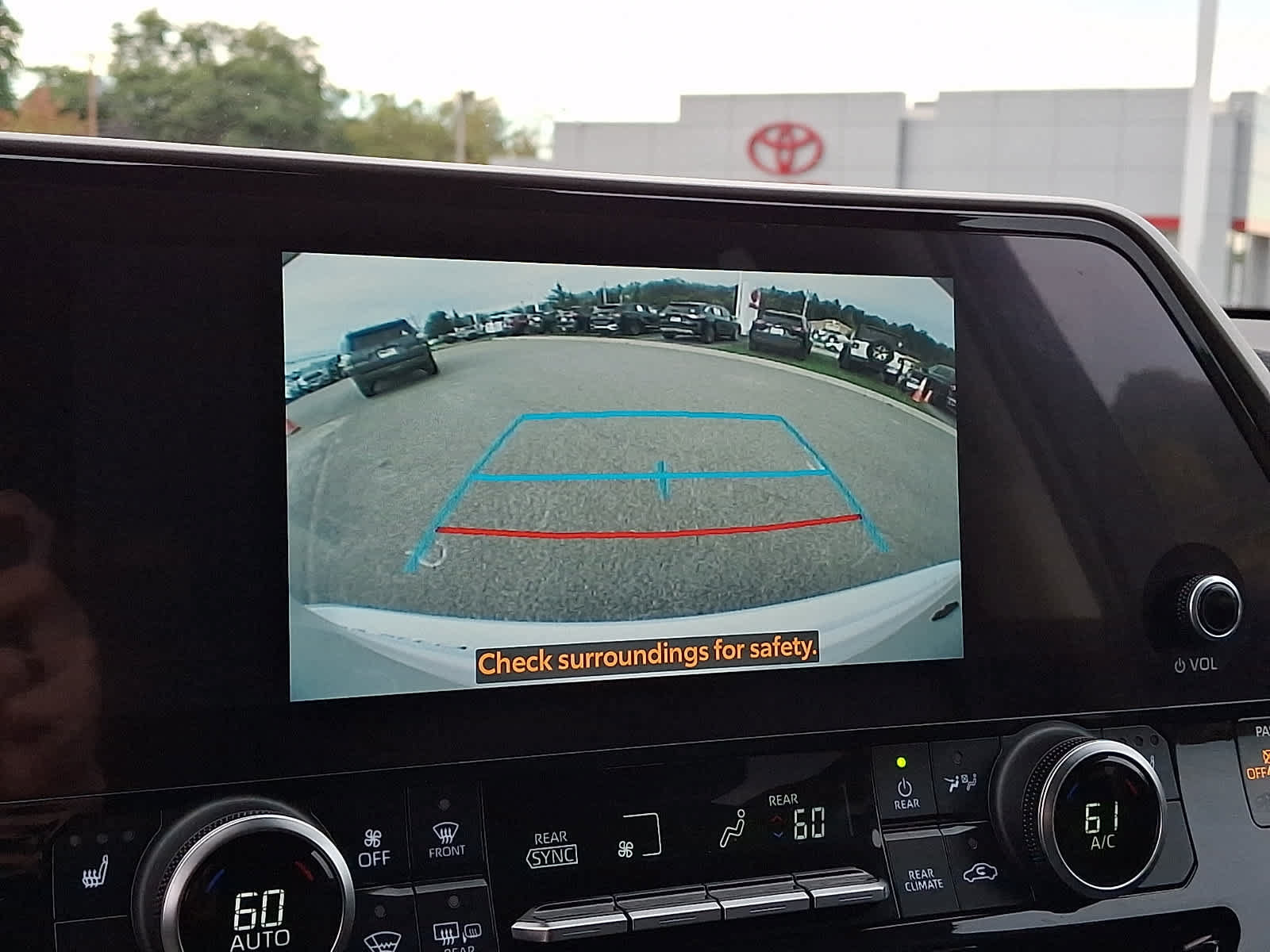 Used 2023 Toyota Highlander XLE AWD/4WD image 22