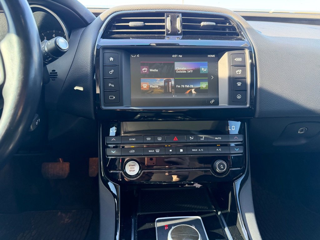 Used 2017 Jaguar XE Premium image 25