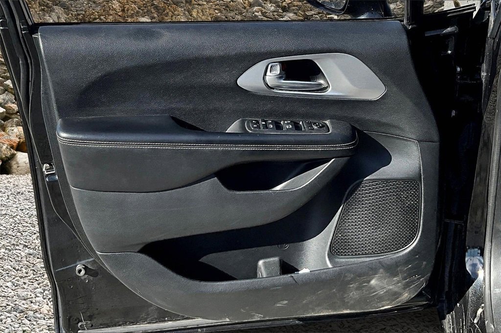 Used 2018 Chrysler Pacifica Touring Plus w/ S Appearance Package image 21