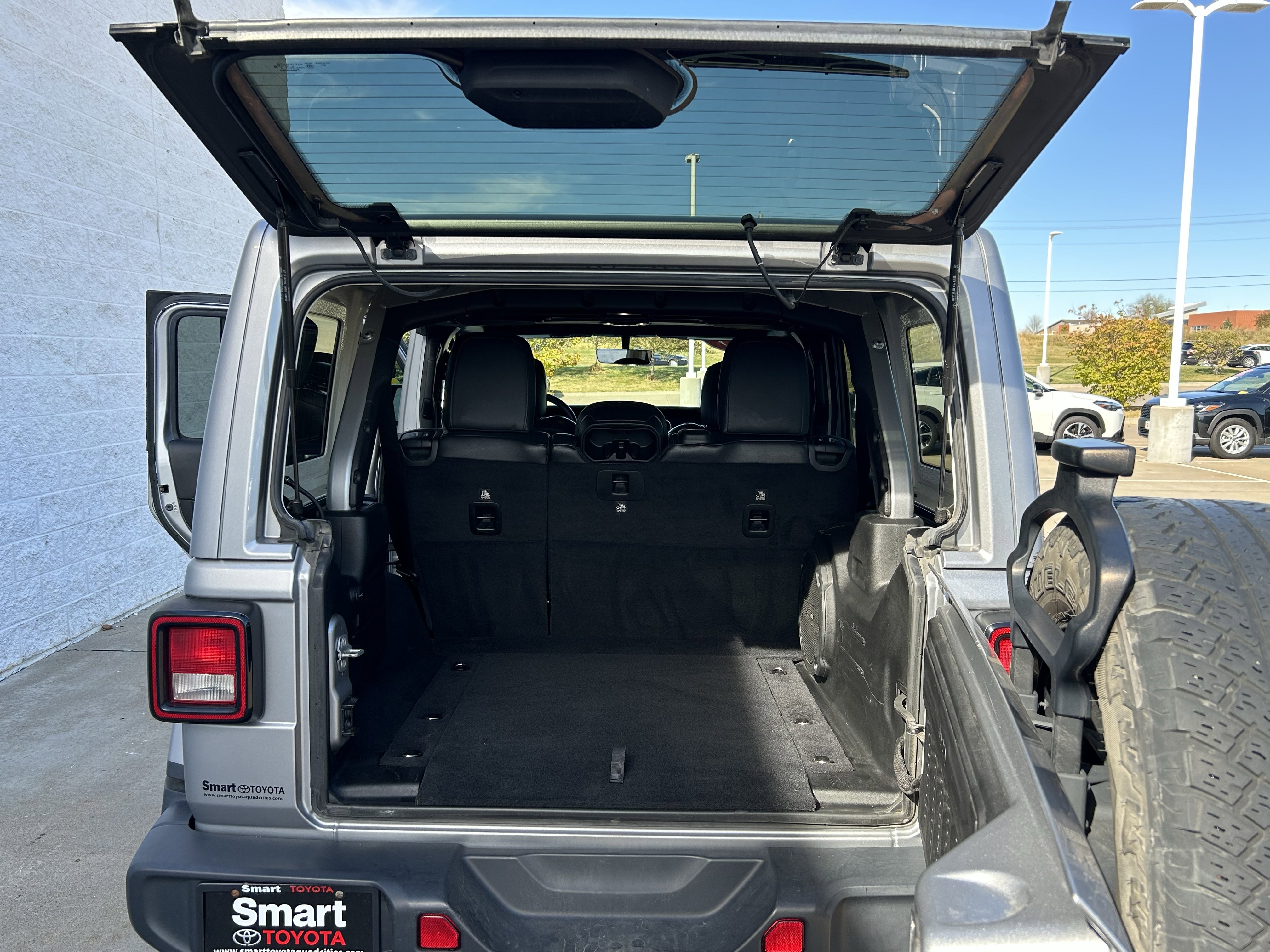 Used 2019 Jeep Wrangler Unlimited Sahara w/ Uconnect 4C Nav & Sound Group image 18