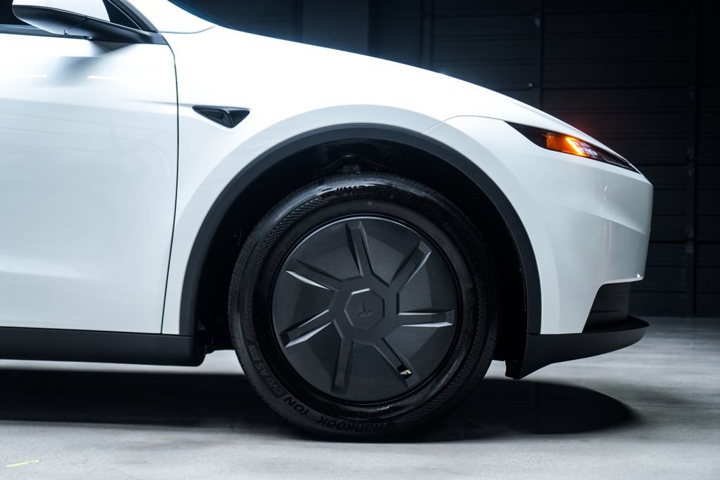 Used 2026 Tesla Model Y 2WD image 11