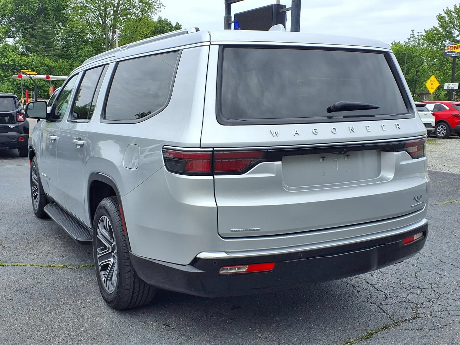 Used 2023 Jeep Wagoneer L Series II AWD/4WD image 2