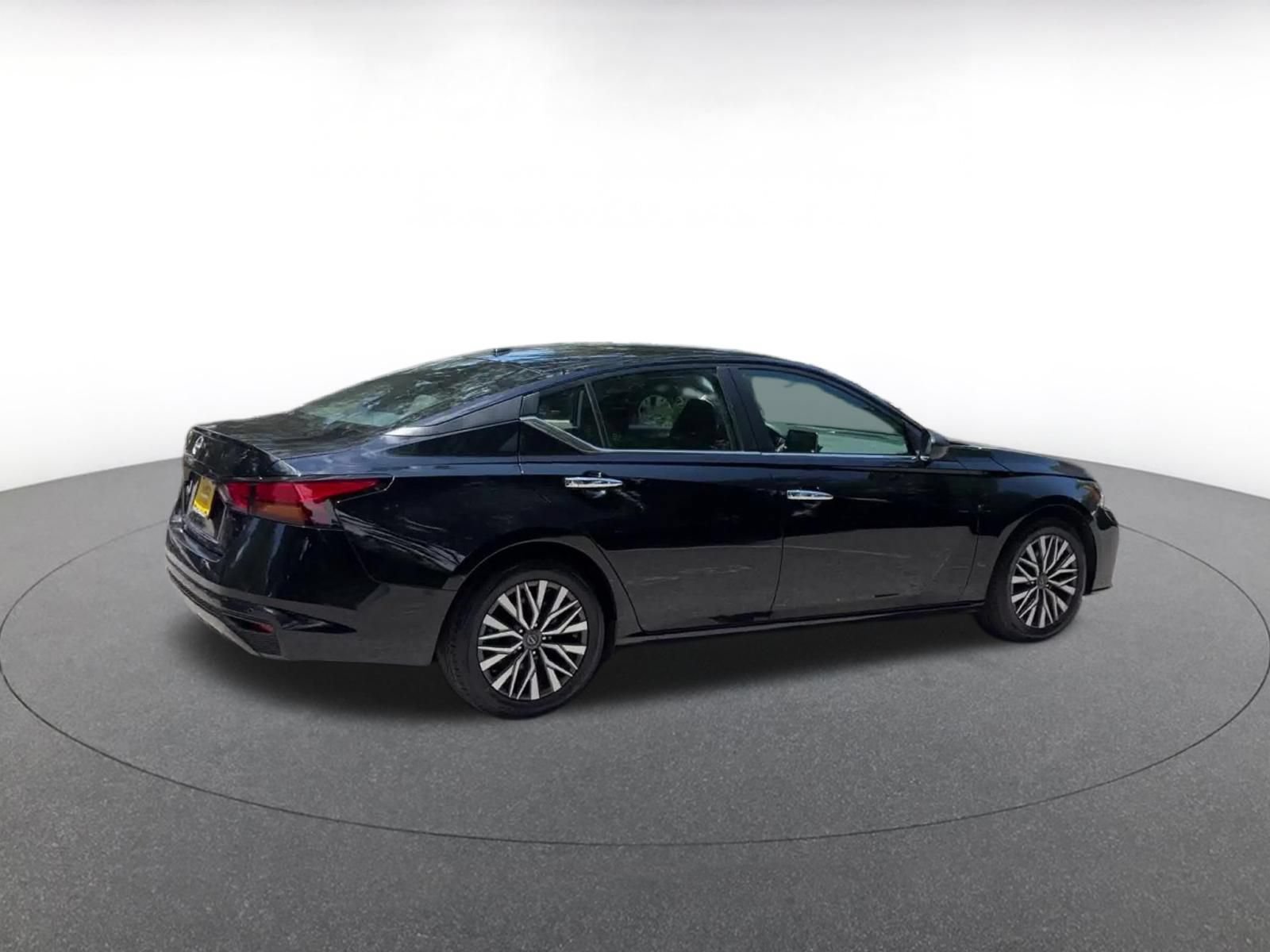 Used 2025 Nissan Altima 2.5 SV FWD image 15